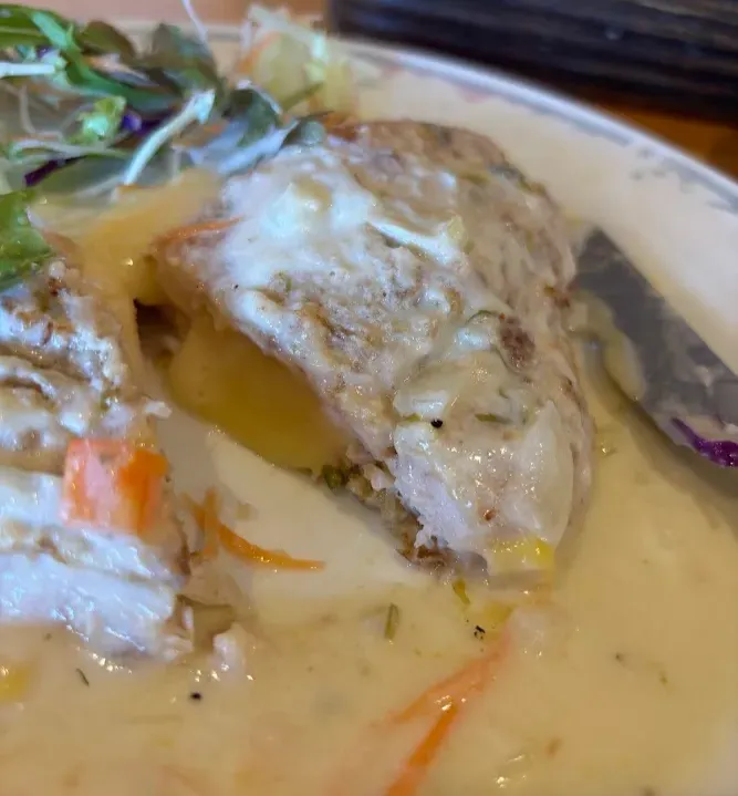 ハイカラヤの落ち着いた店内。丘の上にあるおしゃれなカフェのような雰囲気 ハイカラヤの店内の様子