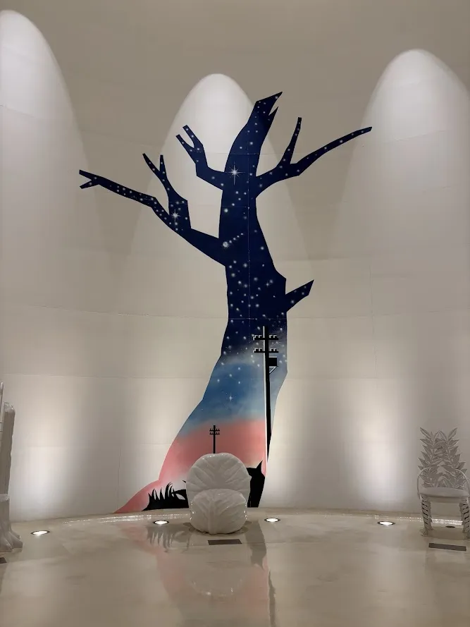 宮沢賢治童話村の幻想的な空間。真っ白な空間に青い木と赤いドアが印象的 宮沢賢治童話村のインスタ映えスポット